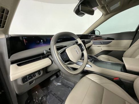 Used 2025 Lincoln Nautilus Premier image 15