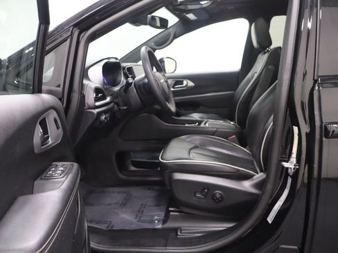 Used 2025 Chrysler Pacifica Limited image 11