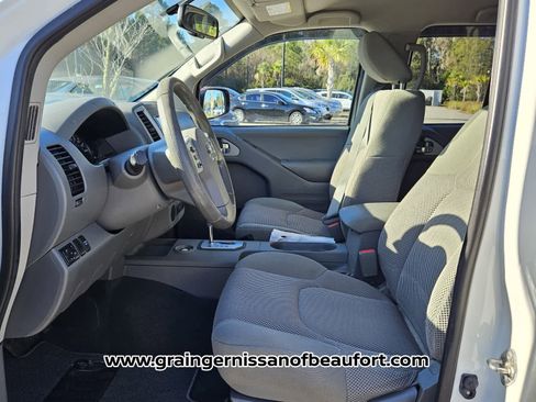 Used 2020 Nissan Frontier SV image 3