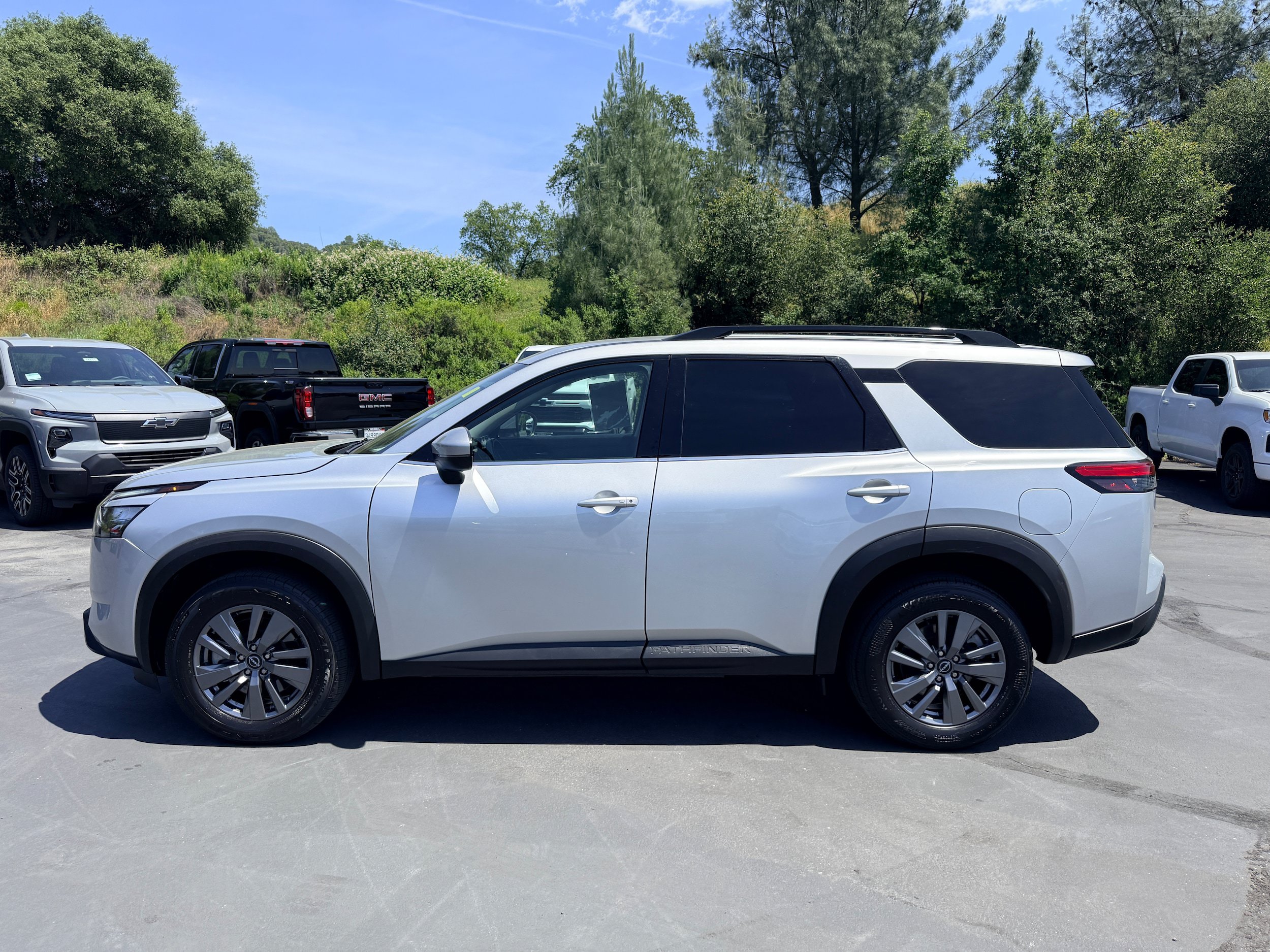 Used 2025 Nissan Pathfinder SV AWD/4WD image 1