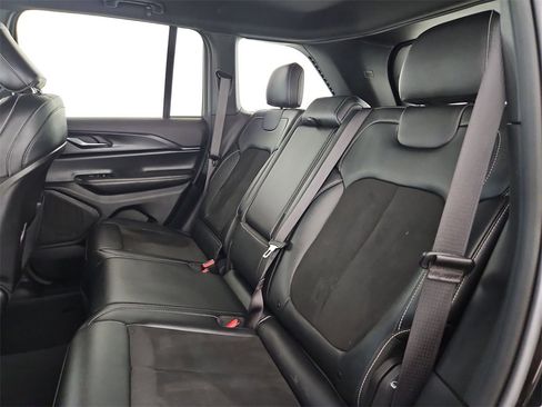 Used 2023 Jeep Grand Cherokee Altitude image 30