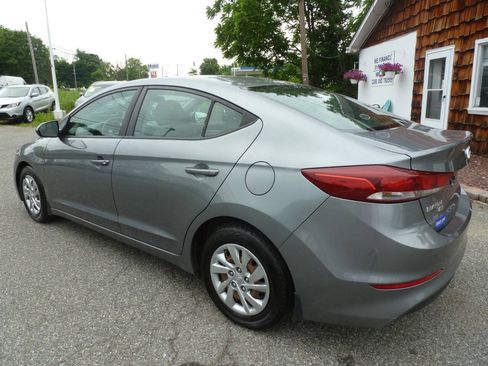 Used 2018 Hyundai Elantra SE FWD image 11