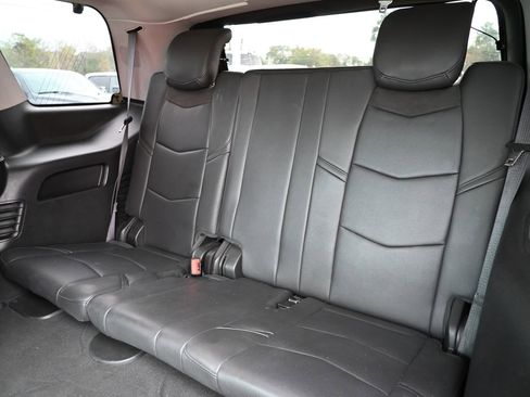 Used 2020 Cadillac Escalade Luxury image 25