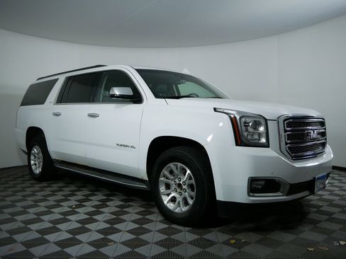 Used 2017 GMC Yukon XL SLT image 1