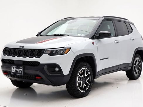 Used 2024 Jeep Compass Trailhawk image 2