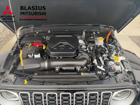 Used 2025 Jeep Wrangler Unlimited Sahara w/ Safety Group image 40