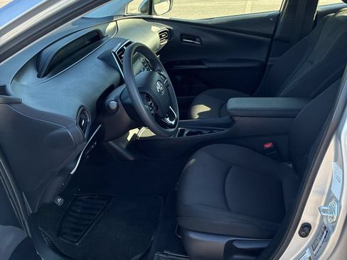 Used 2022 Toyota Prius LE FWD image 5