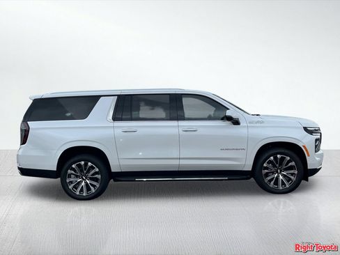 Used 2025 Chevrolet Suburban High Country AWD/4WD image 7