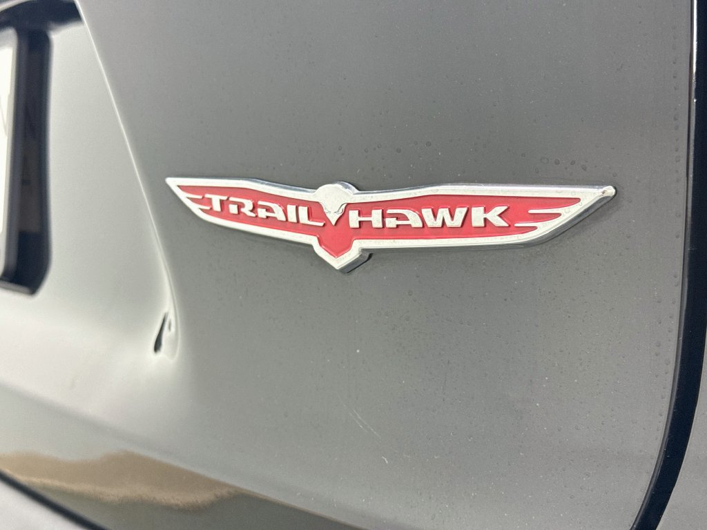 Used 2022 Jeep Cherokee Trailhawk w/ Comfort/Convenience Group AWD/4WD image 15