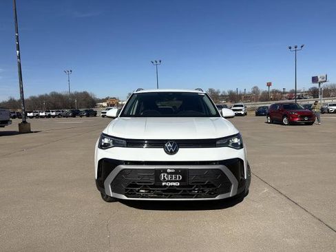 Used 2025 Volkswagen Taos SE image 3