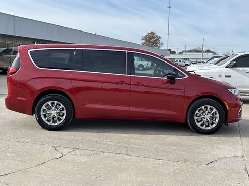 New 2026 Chrysler Pacifica Limited image 2