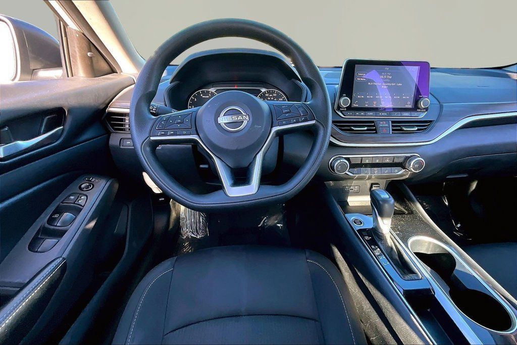 Used 2024 Nissan Altima 2.5 SV FWD image 9