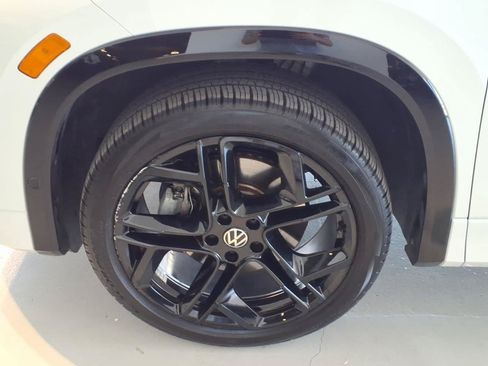 Certified 2026 Volkswagen Tiguan SE R-Line AWD/4WD image 8