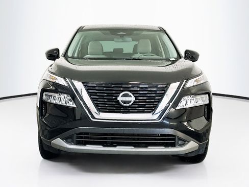 Used 2023 Nissan Rogue SV image 2