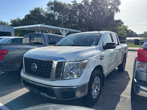 Used 2017 Nissan Titan SV RWD image 1