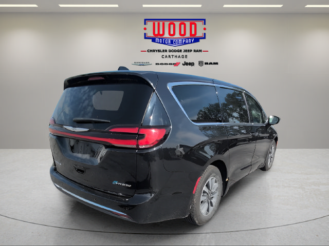 Used 2023 Chrysler Pacifica Touring-L FWD image 3
