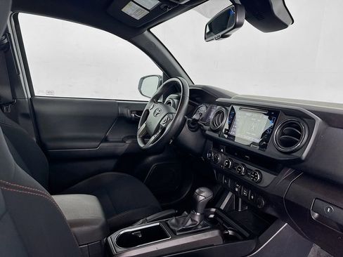 Used 2018 Toyota Tacoma TRD Off-Road image 28