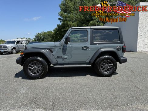 Used 2025 Jeep Wrangler Sport AWD/4WD image 4