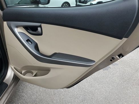 Used 2016 Hyundai Elantra SE image 33