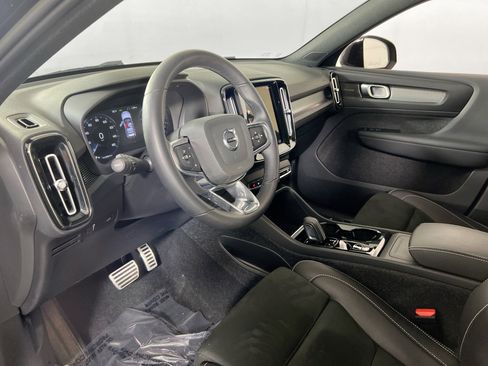 Used 2022 Volvo XC40 T5 R-Design w/ Advanced Package image 9