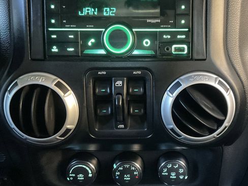 Used 2014 Jeep Wrangler Unlimited Rubicon w/ Connectivity Group AWD/4WD image 18