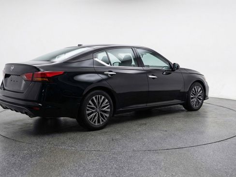 Used 2025 Nissan Altima 2.5 SV FWD image 9