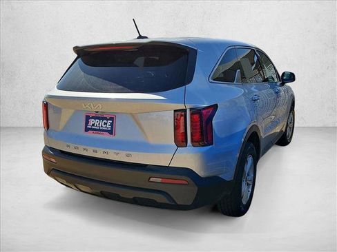 Used 2022 Kia Sorento LX image 4