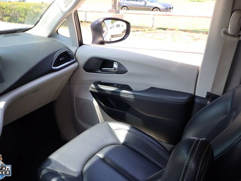 Used 2023 Chrysler Pacifica Touring-L FWD image 24