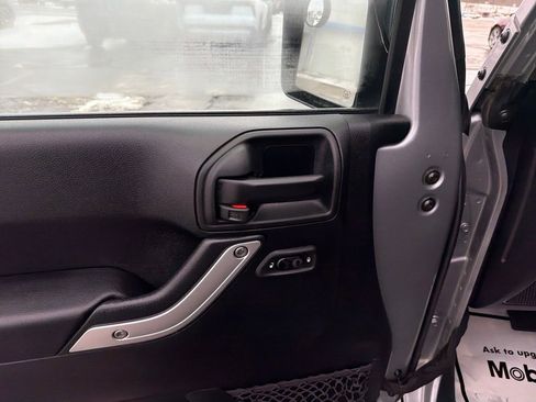 Used 2017 Jeep Wrangler Unlimited Sahara image 12