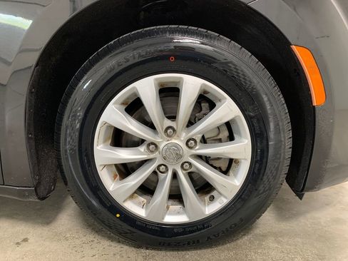 Used 2017 Chrysler Pacifica Touring-L FWD image 12