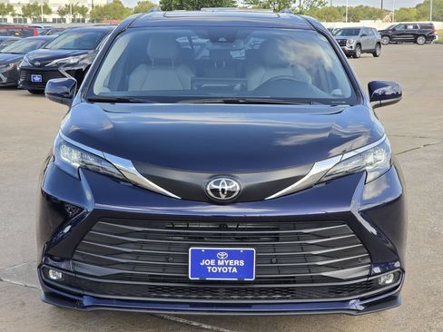 Used 2026 Toyota Sienna XLE FWD image 3