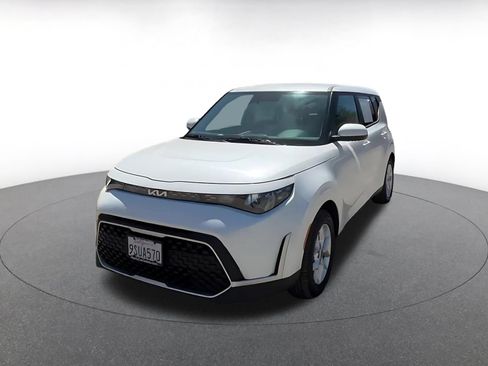 Used 2025 Kia Soul LX w/ LX Technology Package FWD image 7