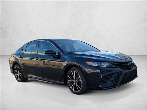 Used 2019 Toyota Camry SE image 3