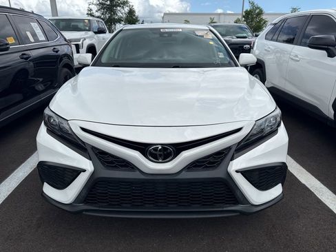 Used 2023 Toyota Camry SE image 2