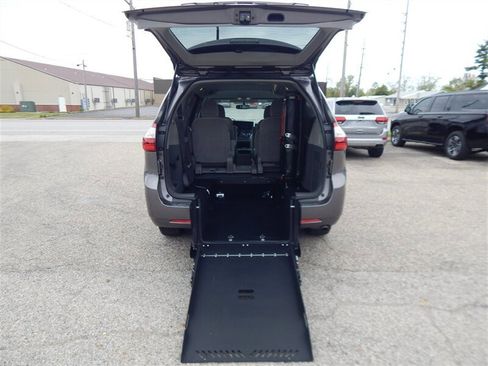 Used 2017 Toyota Sienna LE FWD image 12