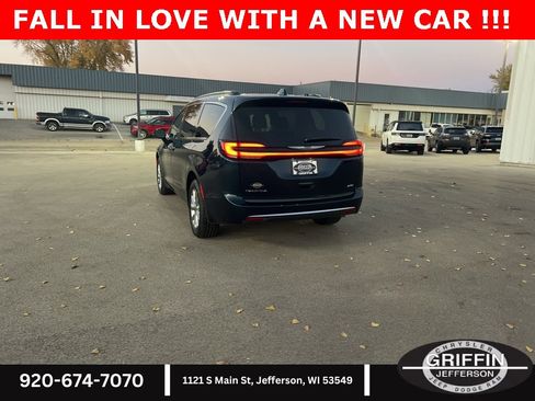 Used 2022 Chrysler Pacifica Touring-L image 13