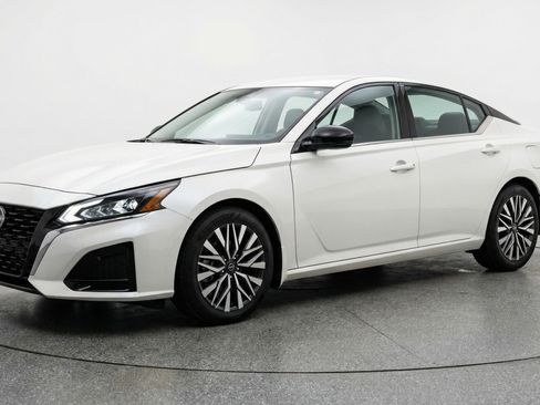 Used 2025 Nissan Altima 2.5 SV FWD image 3
