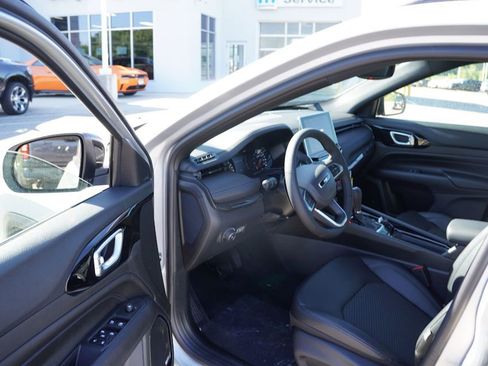 New 2025 Jeep Compass Latitude w/ Sun & Sound Group image 10