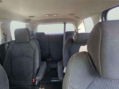 Used 2015 GMC Acadia SLE image 9