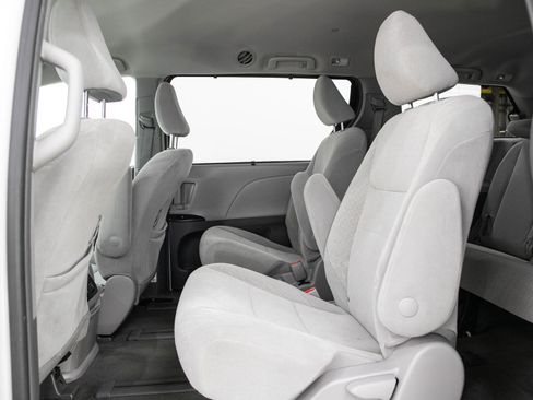 Used 2018 Toyota Sienna LE AWD/4WD image 15