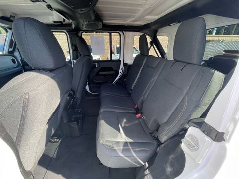 Used 2025 Jeep Wrangler Sahara image 24