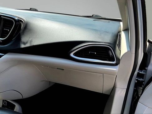 Used 2023 Chrysler Pacifica Touring-L FWD image 26
