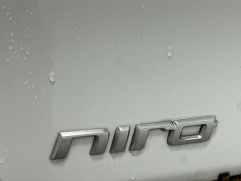 Used 2017 Kia Niro LX image 26