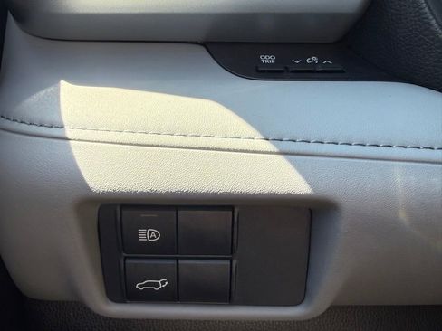 Used 2021 Toyota Highlander LE AWD/4WD image 30