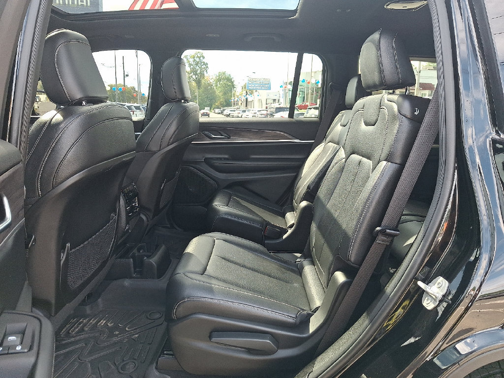 Used 2024 Jeep Grand Cherokee L Limited w/ Black Appearance Package AWD/4WD image 11