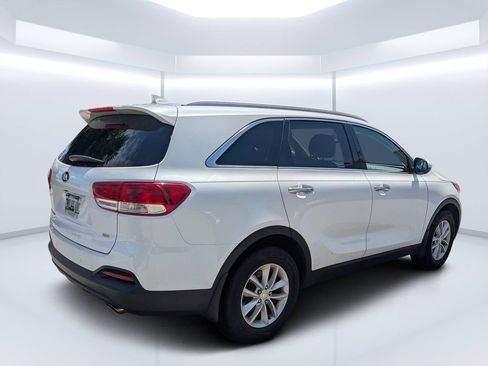 Used 2017 Kia Sorento FWD w/ LX Convenience Package image 3