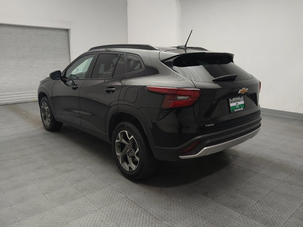 Used 2025 Chevrolet Trax LT w/ LT Convenience Package FWD image 5