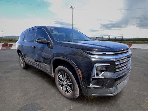Used 2025 Chevrolet Traverse LT w/ Driver Confidence Package FWD image 2