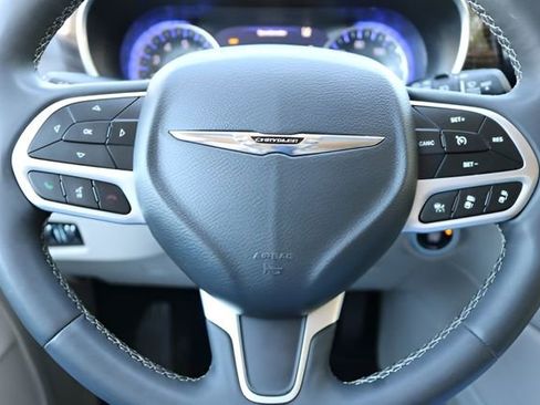 Used 2023 Chrysler Pacifica Limited image 22