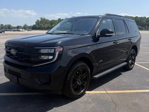Used 2025 Ford Expedition Active AWD/4WD image 3